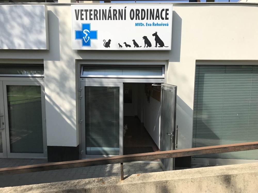 Vstup do Veterinární ordinace MVDr. Evy Řehořové z druhé strany střediska Dukát v Lesné